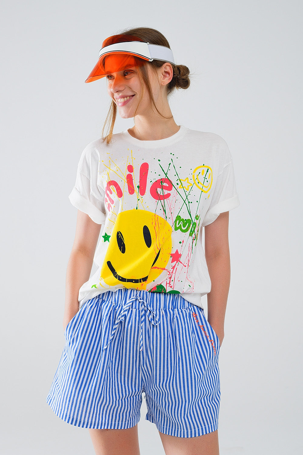 Camiseta gráfica con texto Smile with me en blanco Q2