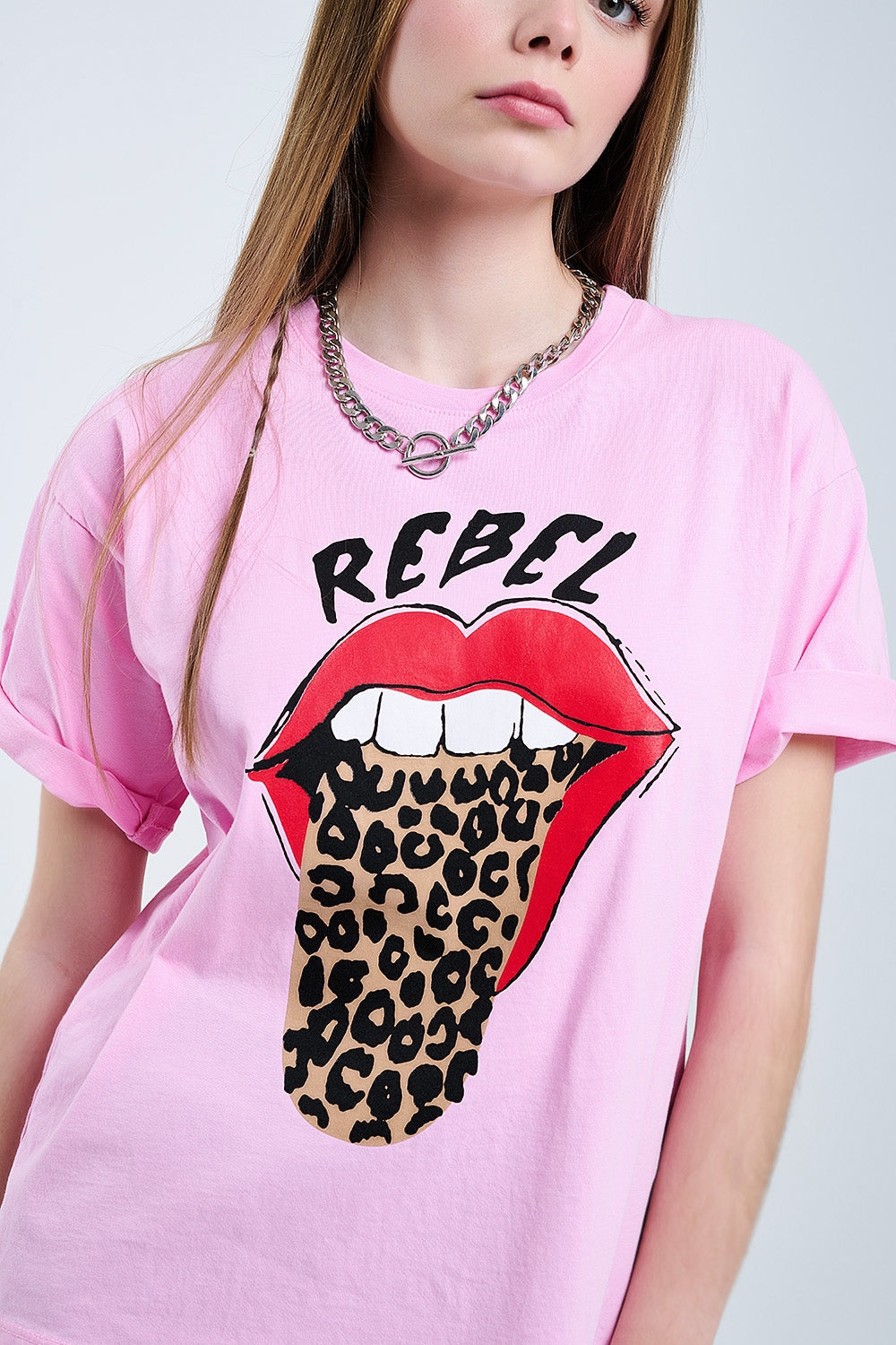 Camiseta gráfica Pink Rebel con estampado de leopardo en la lengüeta Q2