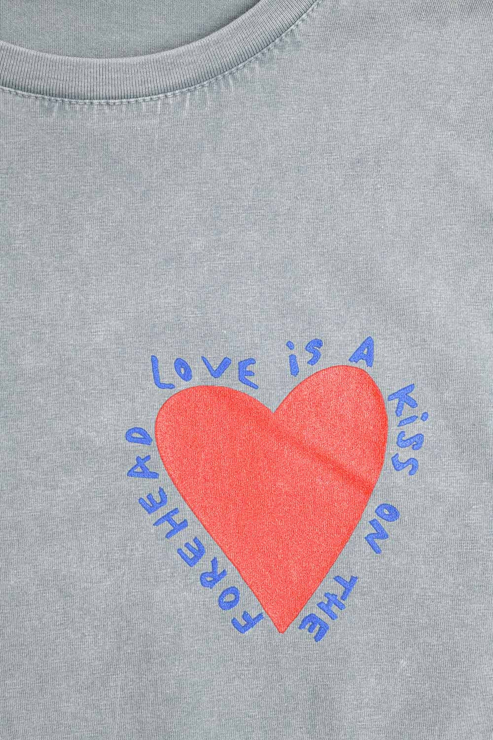 Camiseta gris con diseño de corazón en la parte delantera y trasera Q2