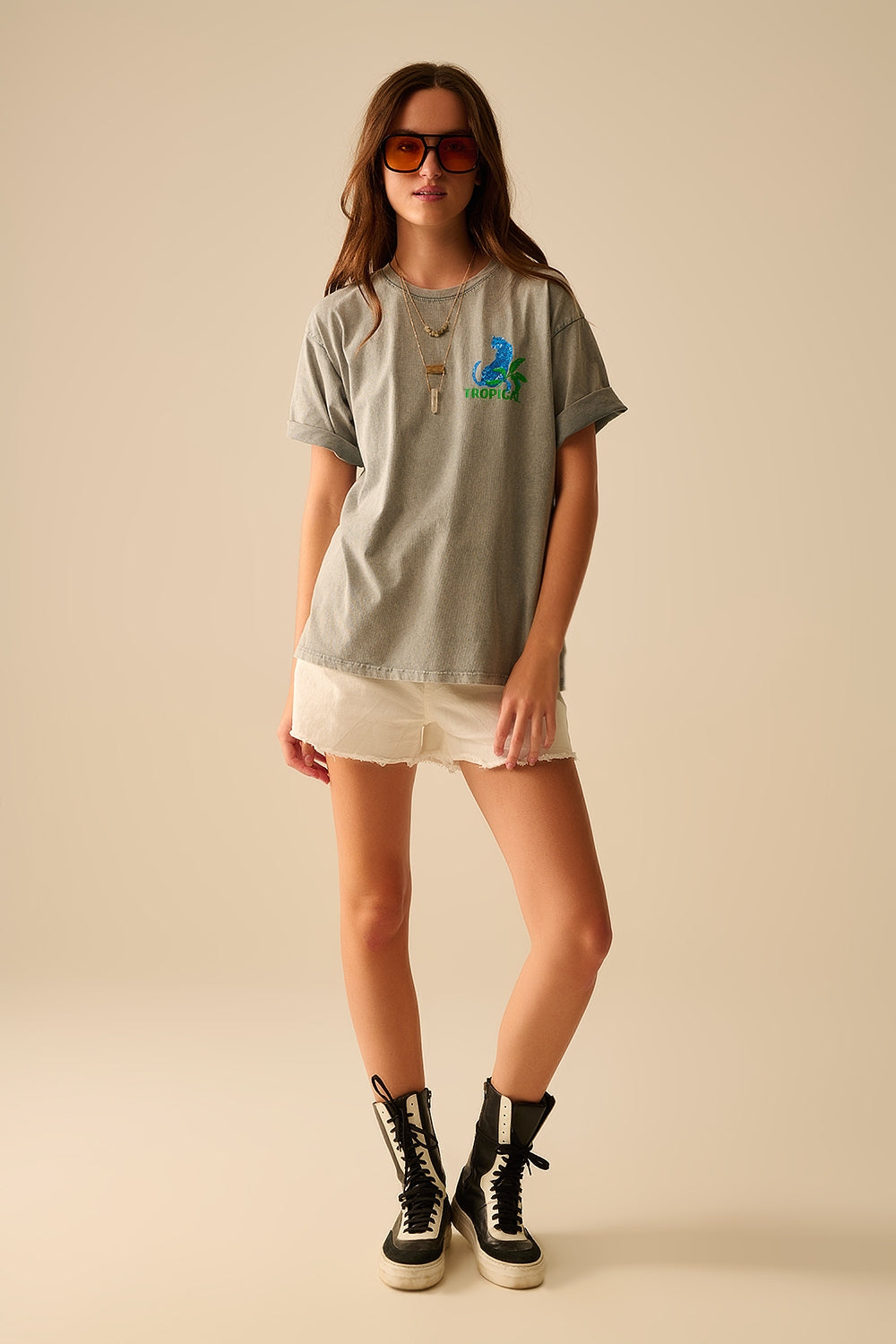 Camiseta gris hecha en Italia con estampado gráfico tropical Q2