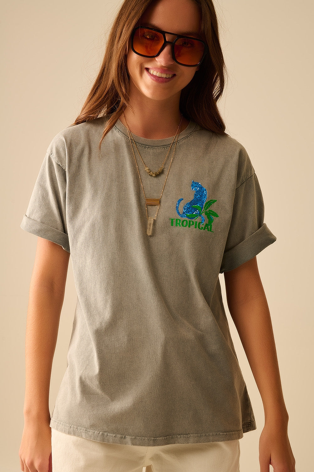Camiseta gris hecha en Italia con estampado gráfico tropical Q2