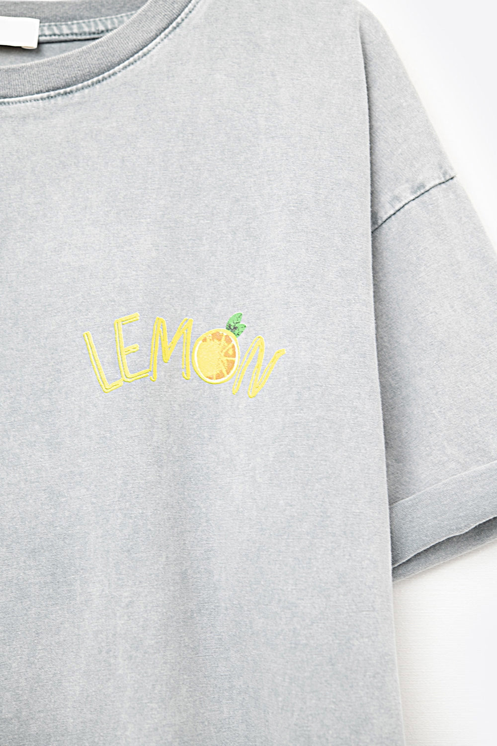 Camiseta gris lavada con gráfico de limón hecha en Italia Q2