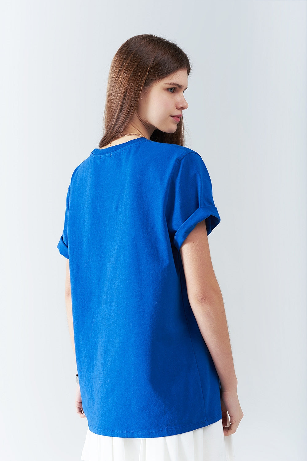 Camiseta larga holgada azul con logotipo de USA Q2