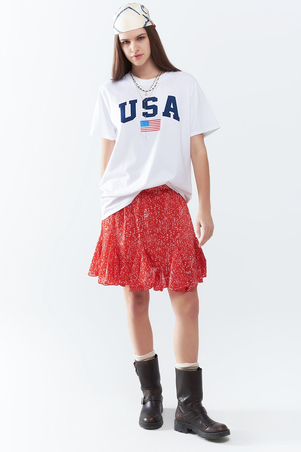 Camiseta larga holgada blanca con logotipo de USA Q2
