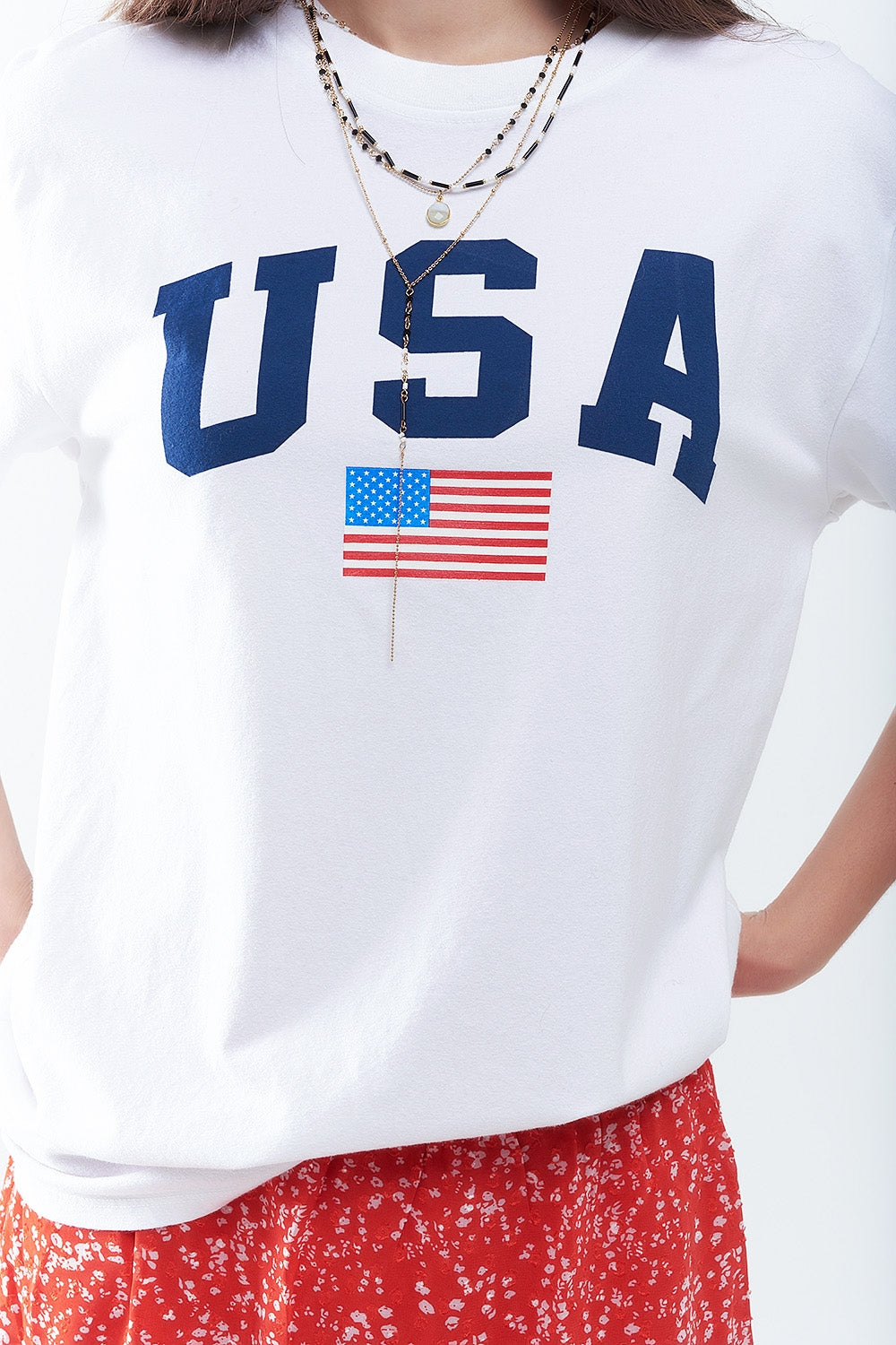Camiseta larga holgada blanca con logotipo de USA Q2