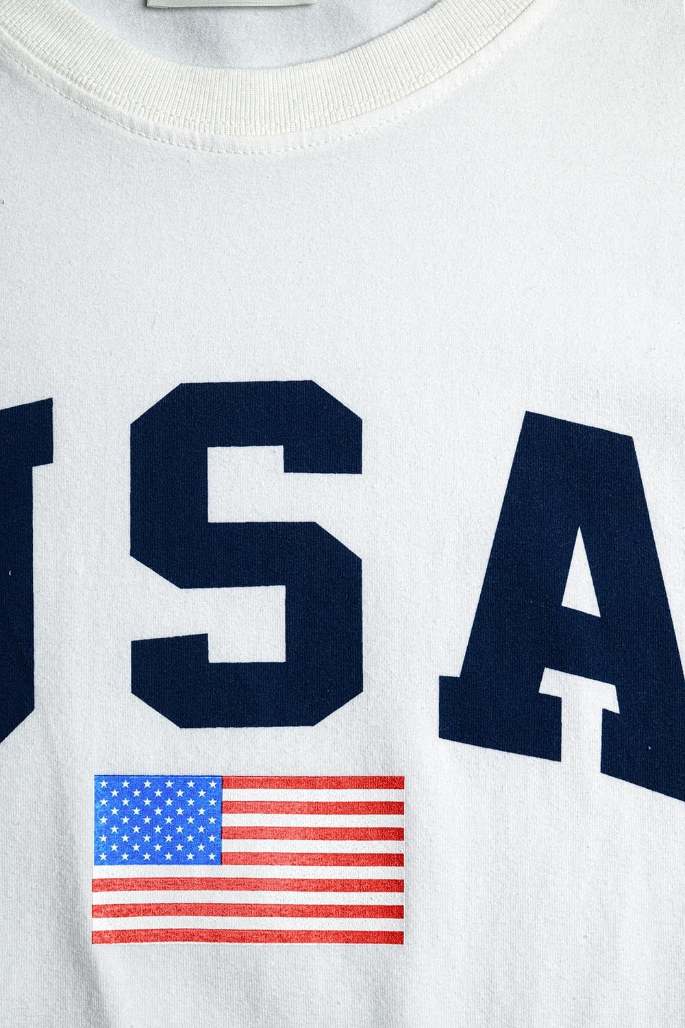 Camiseta larga holgada blanca con logotipo de USA Q2