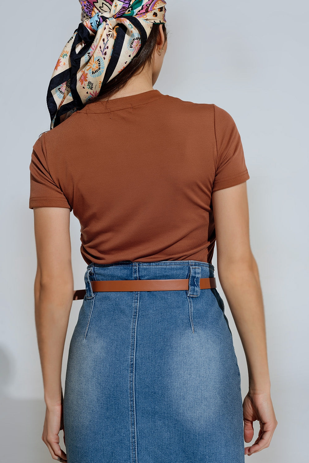 Camiseta marrón con cuello redondo y estampado gráfico Q2