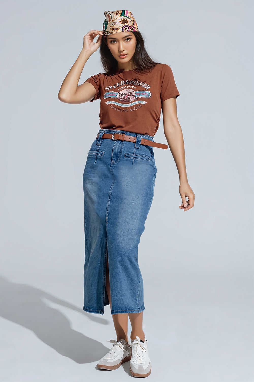 Camiseta marrón con cuello redondo y estampado gráfico Q2