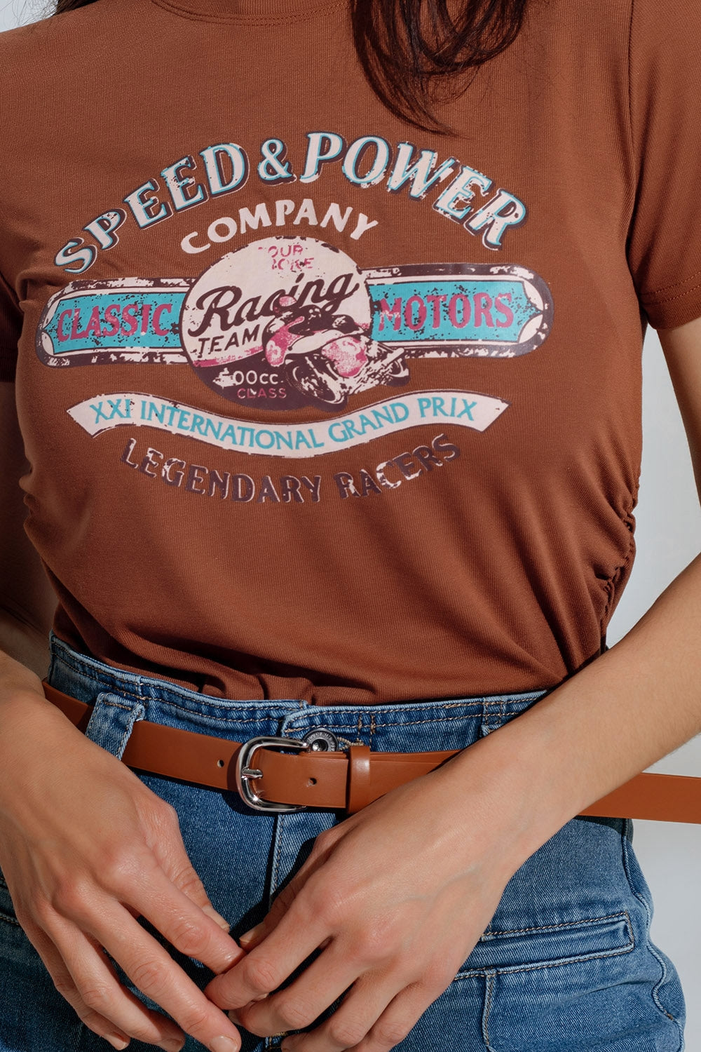 Camiseta marrón con cuello redondo y estampado gráfico Q2
