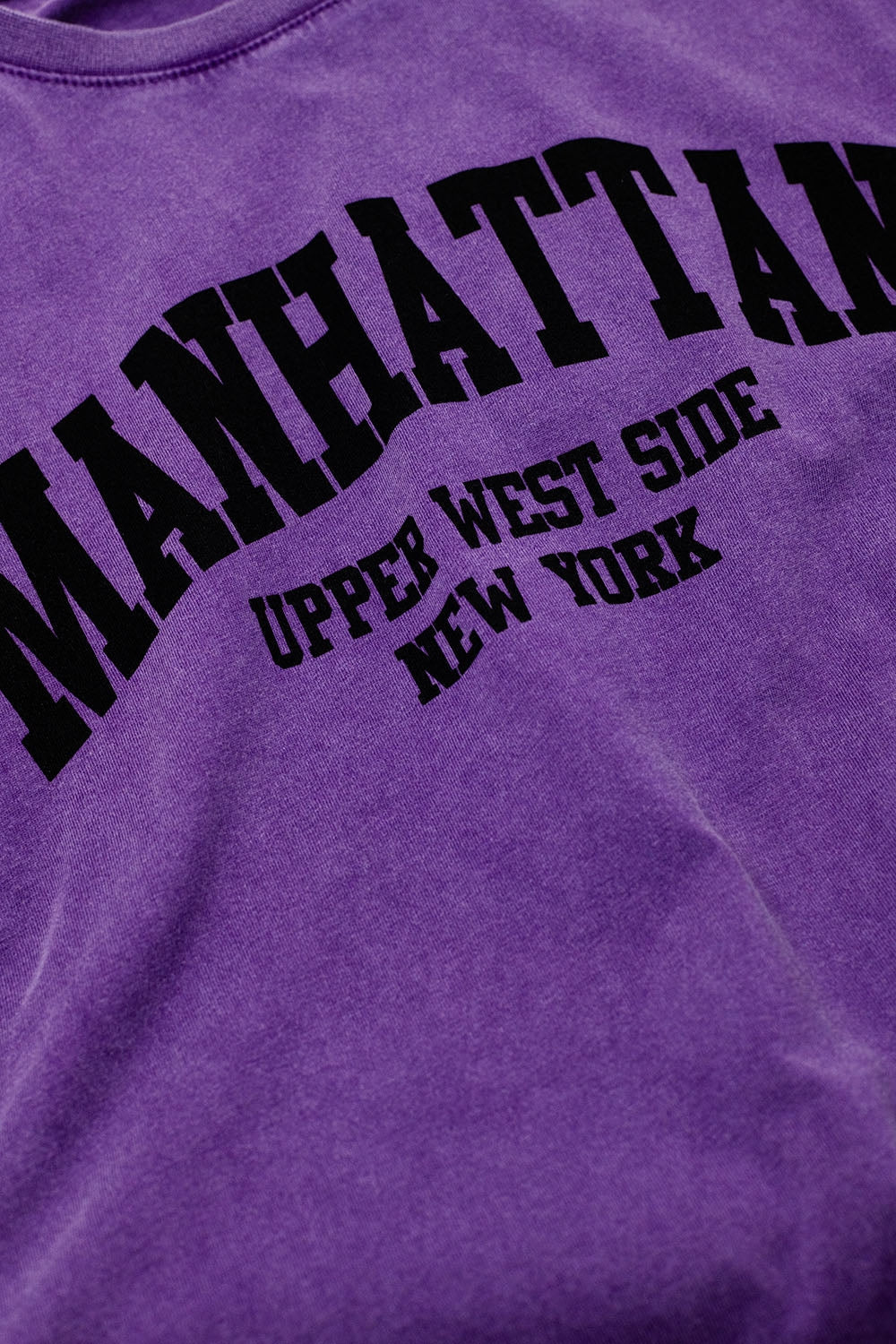 Camiseta morada con texto manhattan Q2