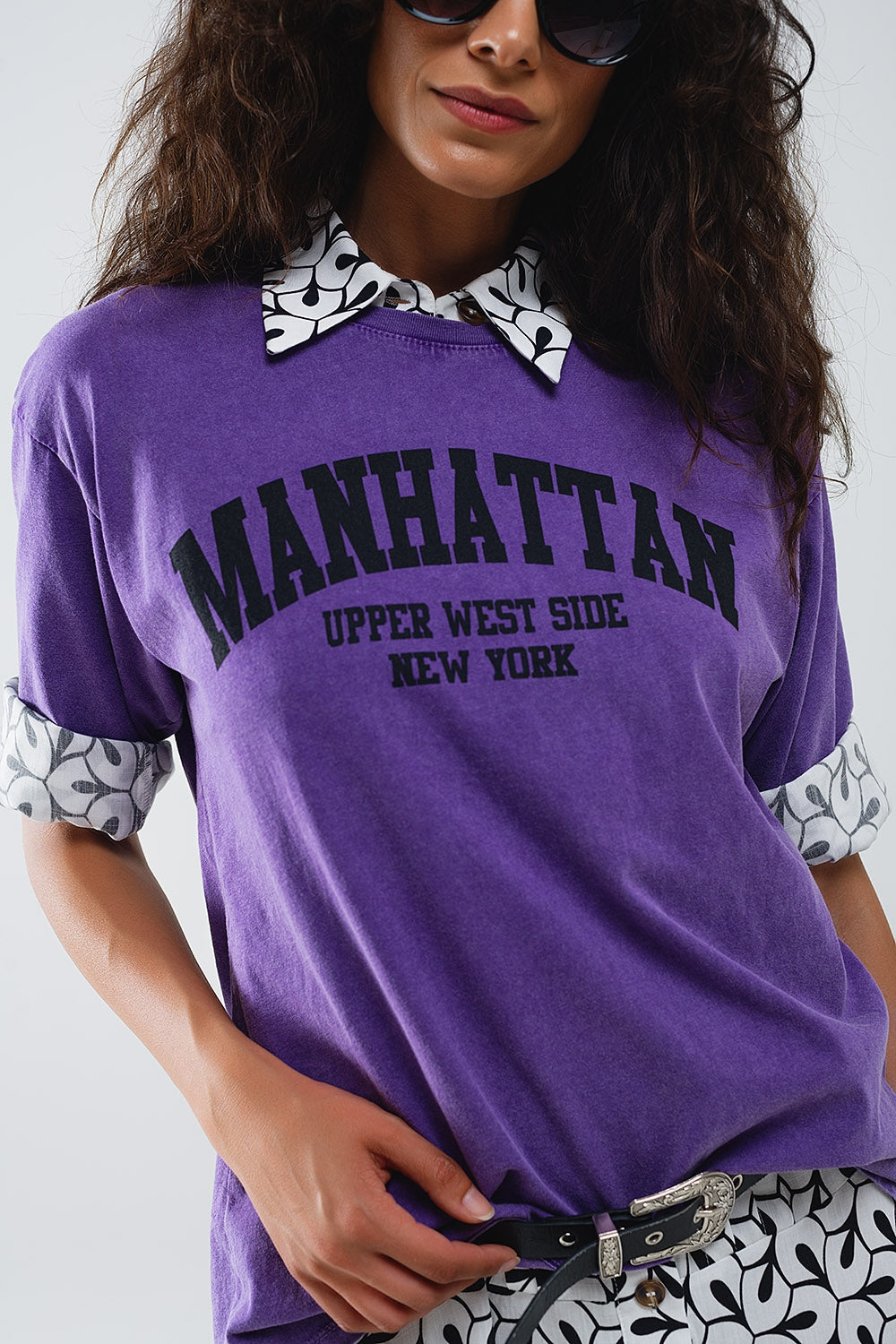 Camiseta morada con texto manhattan Q2