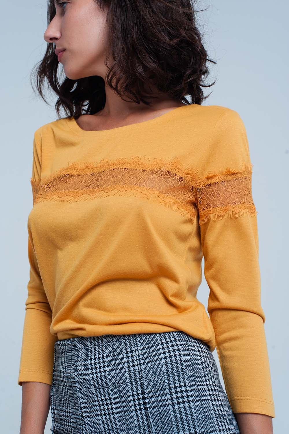 Camiseta mustard manga 3/4 con detalle de encaje de puntilla Q2