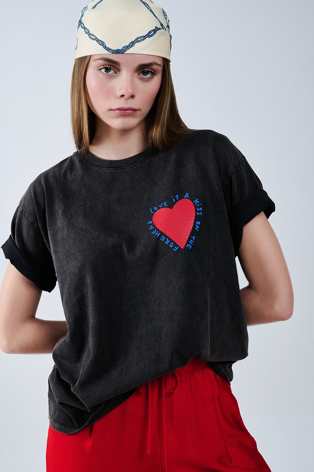 Camiseta negra con diseño de corazón en la parte delantera y trasera Q2