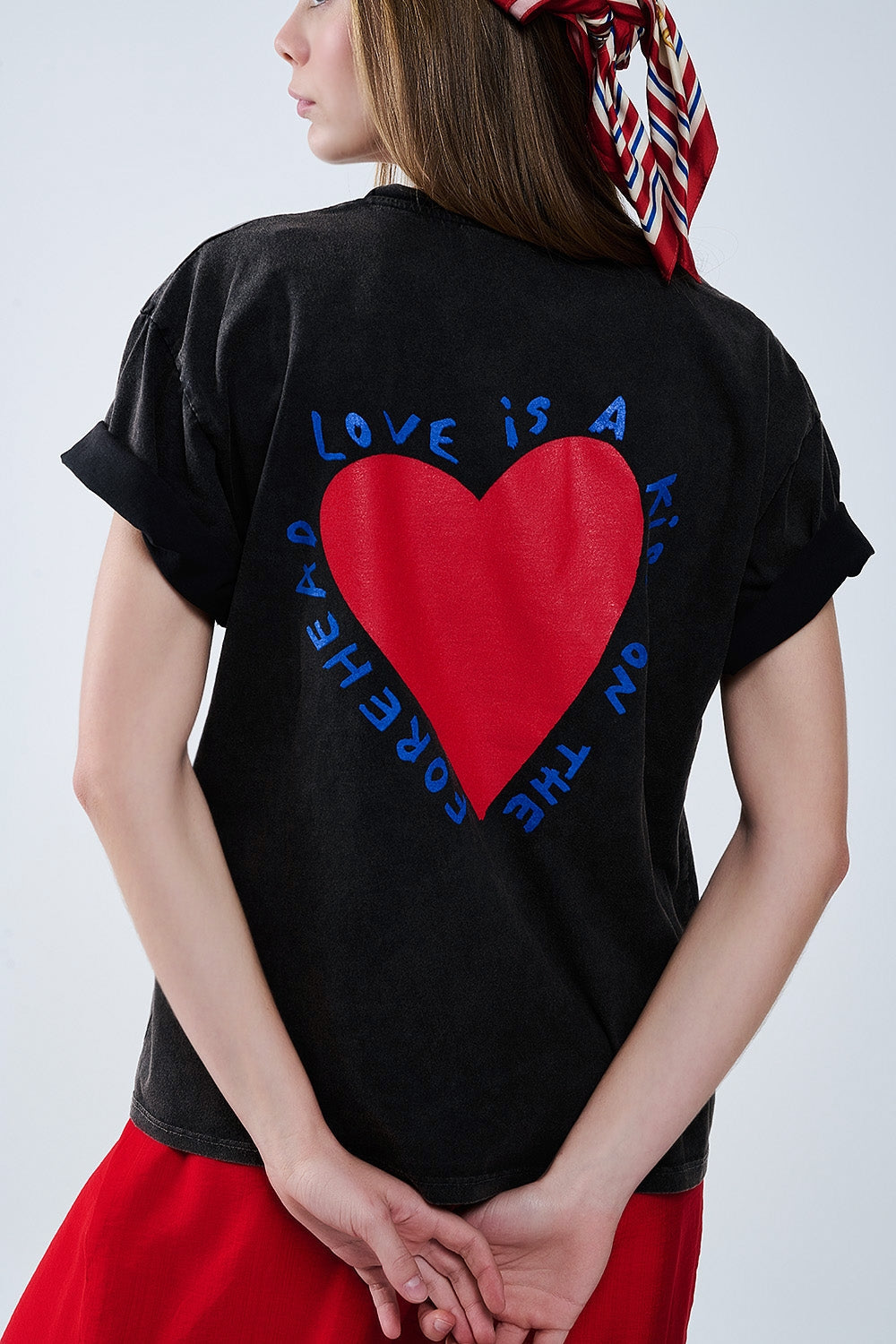 Camiseta negra con diseño de corazón en la parte delantera y trasera Q2