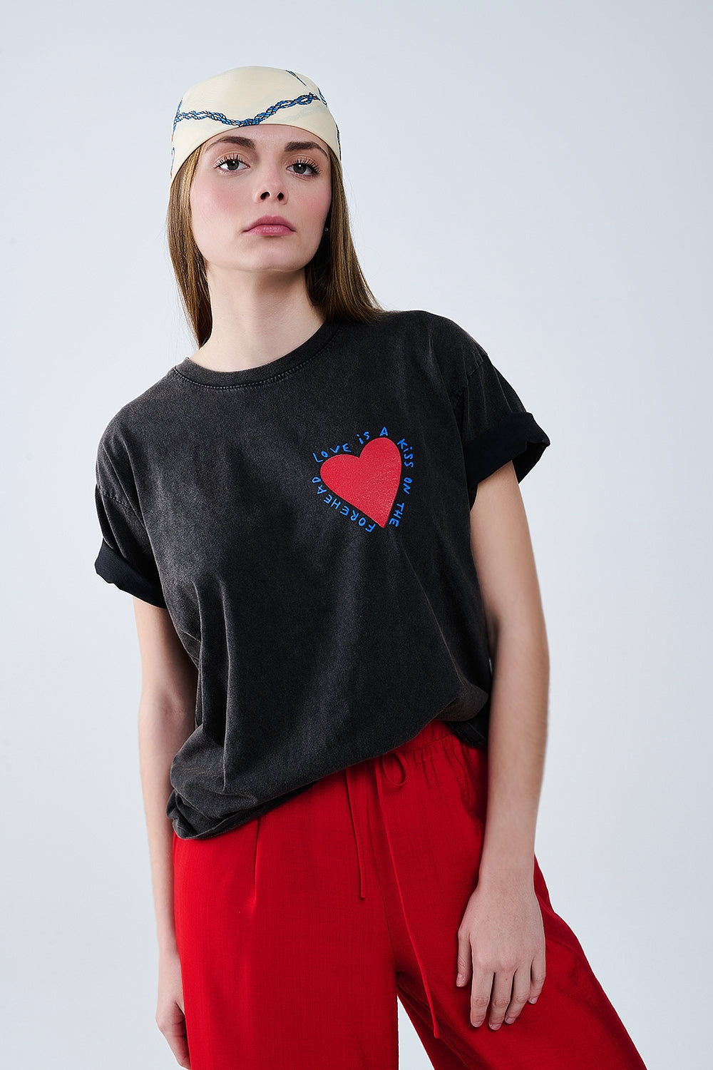 Camiseta negra con diseño de corazón en la parte delantera y trasera Q2