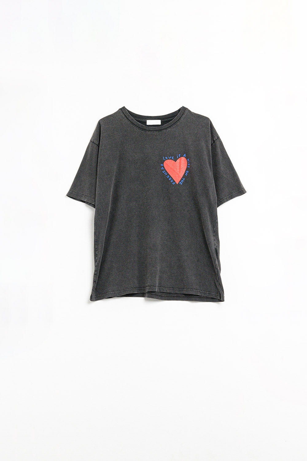 Camiseta negra con diseño de corazón en la parte delantera y trasera Q2