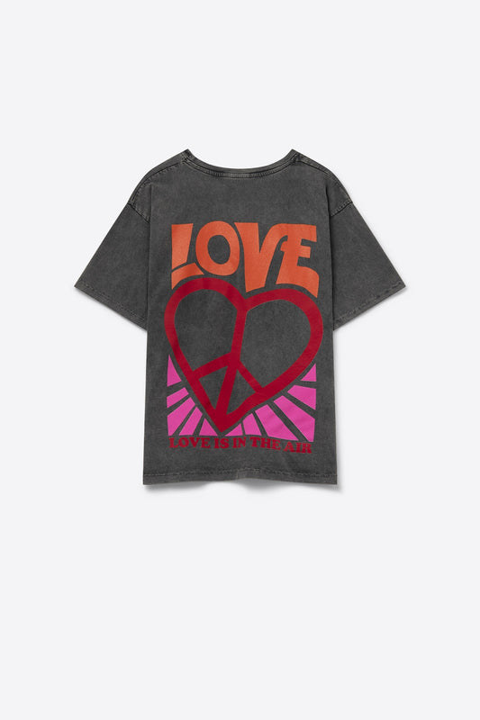 Camiseta negra con el logo de Amor es Aire y Corazón con Paz Q2