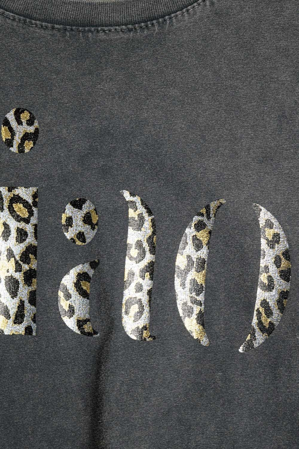 Camiseta negra relajada de algodón lavado a la piedra con Ciao en estampado de leopardo Q2
