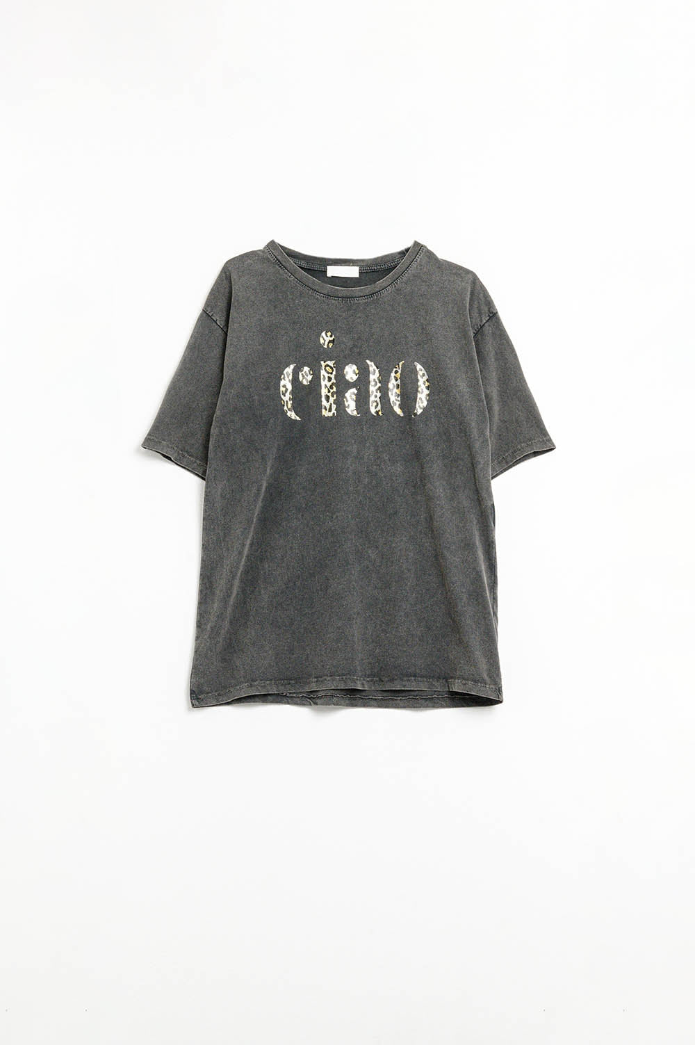Camiseta negra relajada de algodón lavado a la piedra con Ciao en estampado de leopardo Q2