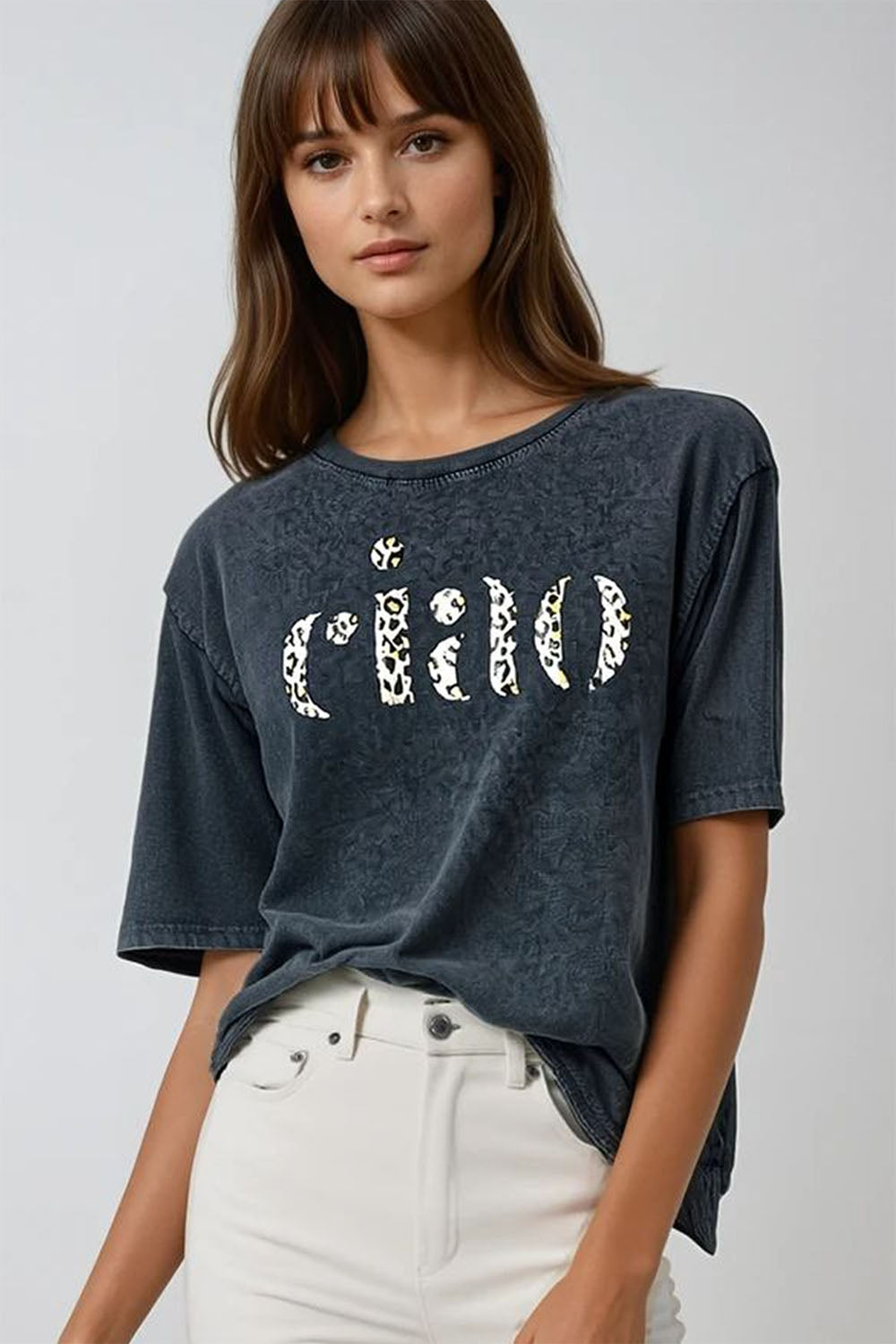 Q2 Camiseta negra relajada de algodón lavado a la piedra con Ciao en estampado de leopardo