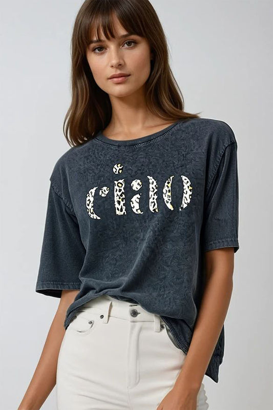 Q2 Camiseta negra relajada de algodón lavado a la piedra con Ciao en estampado de leopardo