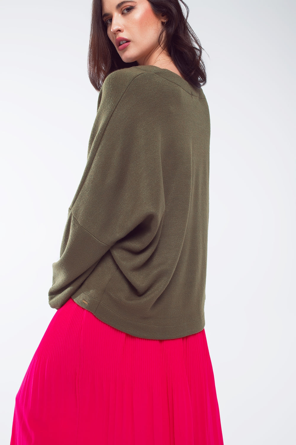 Camiseta oversize verde oliva con escote en V Q2