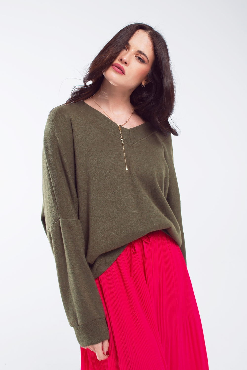 Camiseta oversize verde oliva con escote en V Q2