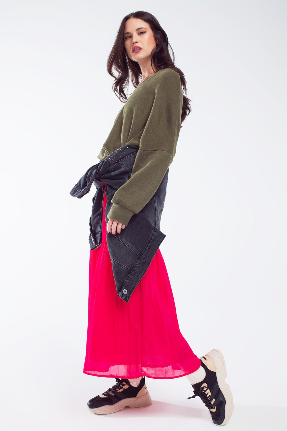 Camiseta oversize verde oliva con escote en V Q2