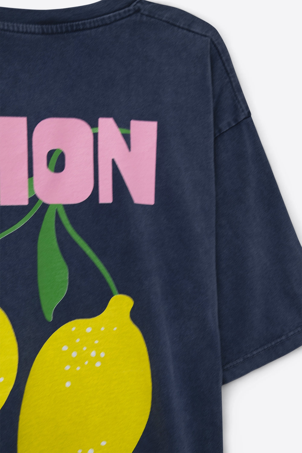 camiseta relajada azul marino con estampado de limones Q2
