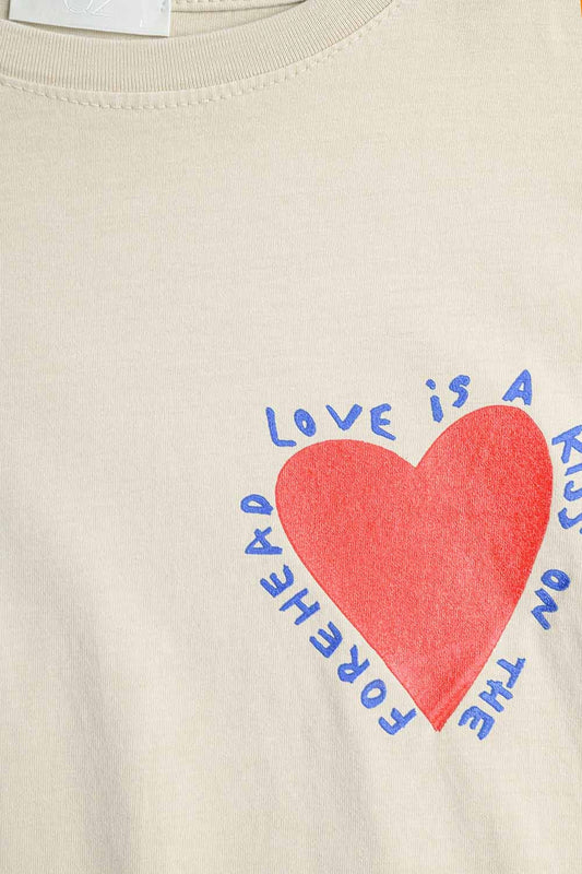 Camiseta relajada de color beige con diseño de corazón en la parte delantera y trasera Q2