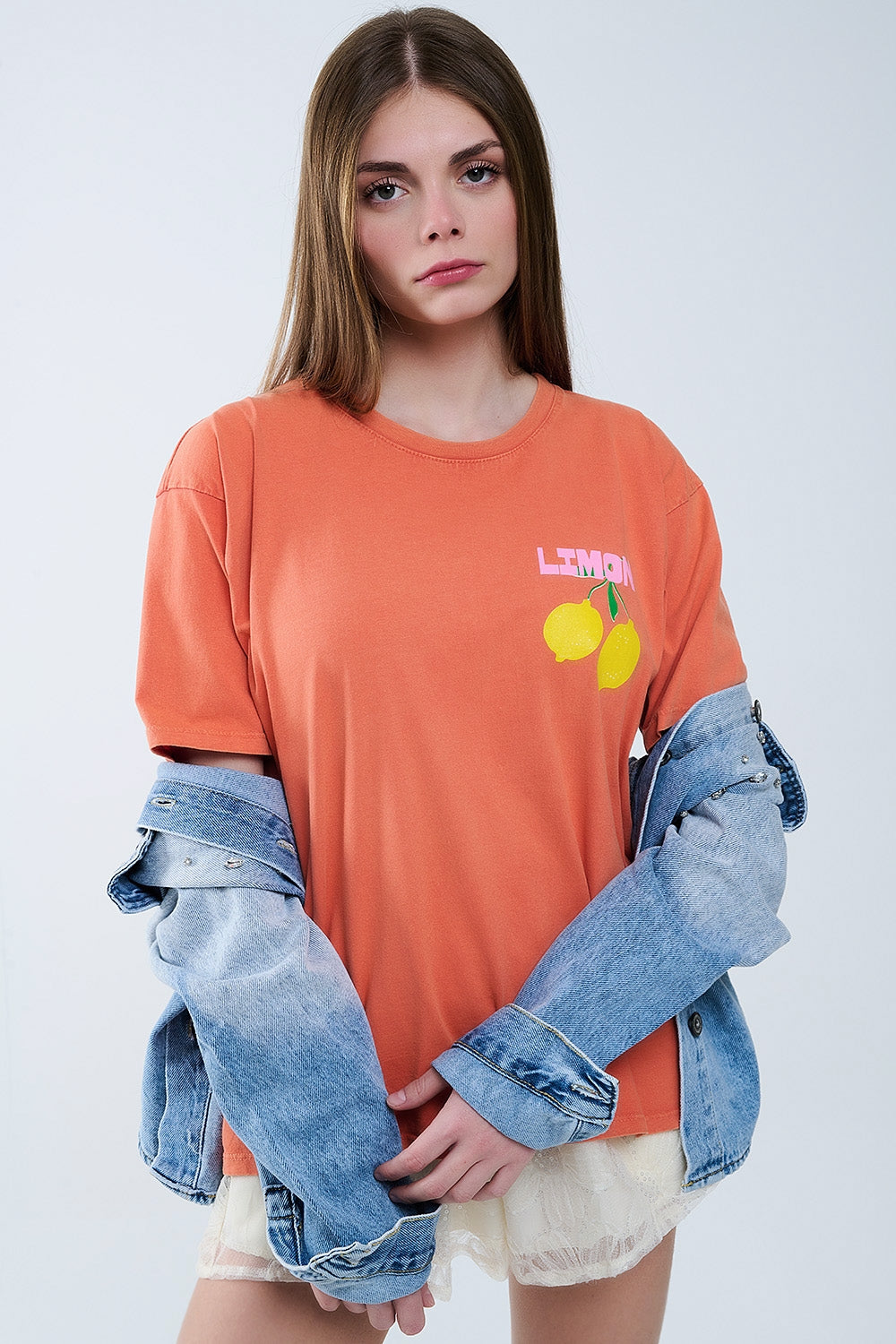 camiseta relajada naranja con estampado de limones Q2