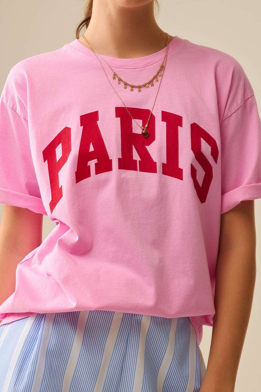 Camiseta relajada París rosa con letras rojas Q2