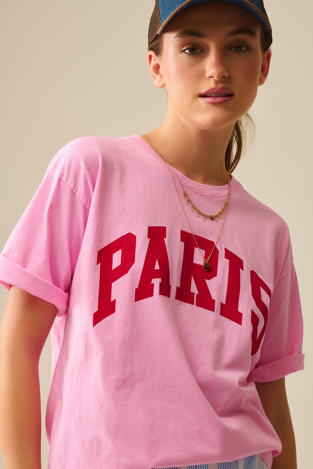 Camiseta relajada París rosa con letras rojas Q2