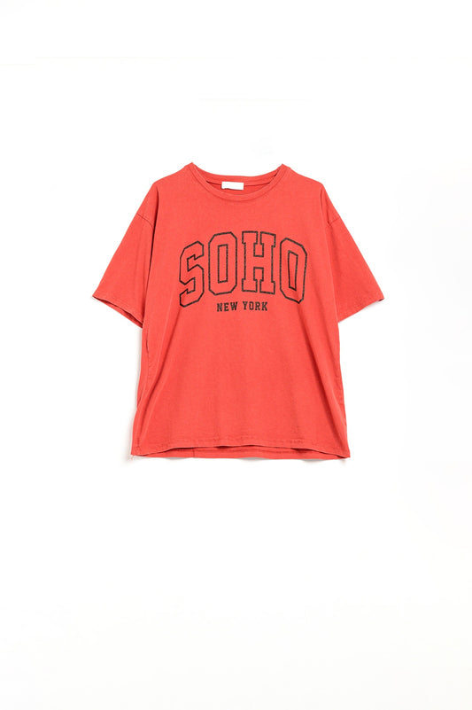 Q2 Camiseta roja oversize con Soho New York en la parte delantera