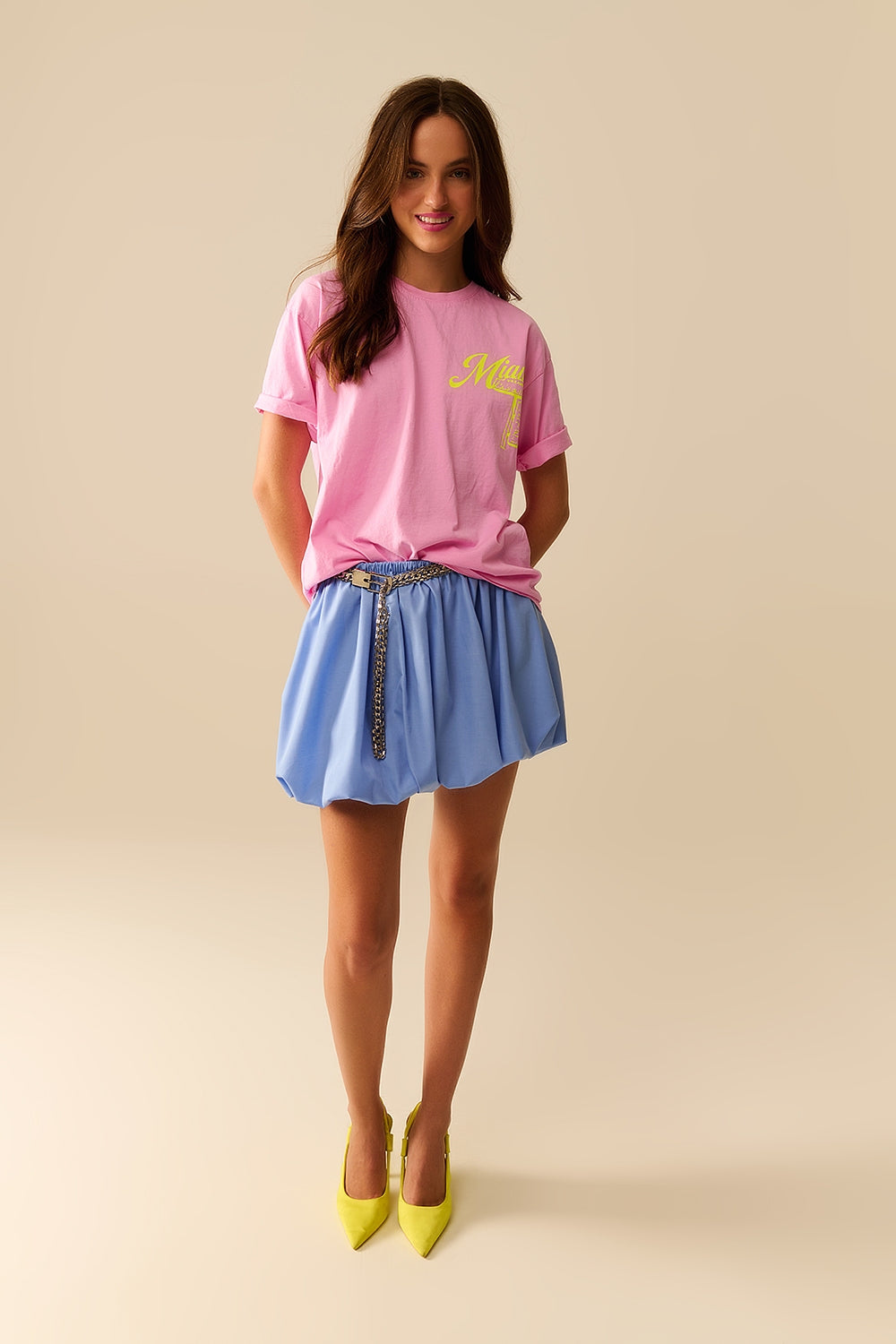 Camiseta rosa con logotipo de Miami estampado en amarillo Q2