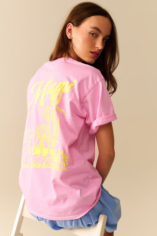 Q2 Camiseta rosa con logotipo de Miami estampado en amarillo