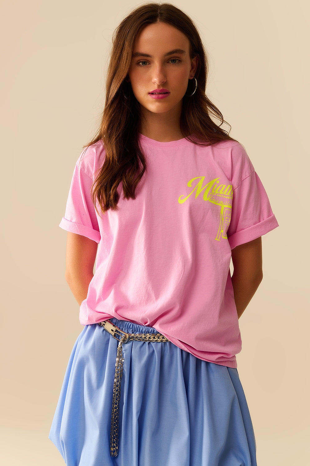 Camiseta rosa con logotipo de Miami estampado en amarillo Q2
