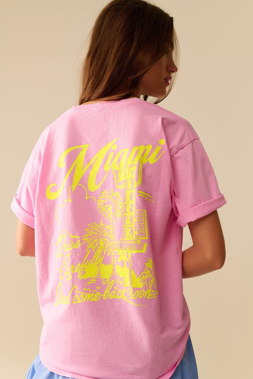 Camiseta rosa con logotipo de Miami estampado en amarillo Q2
