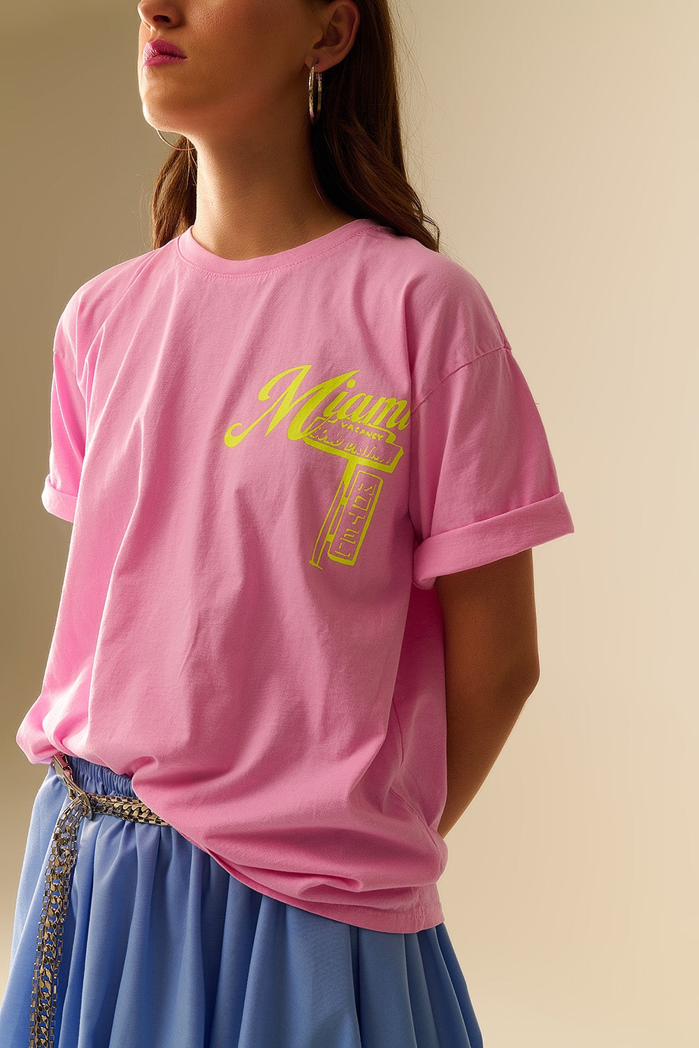 Camiseta rosa con logotipo de Miami estampado en amarillo Q2