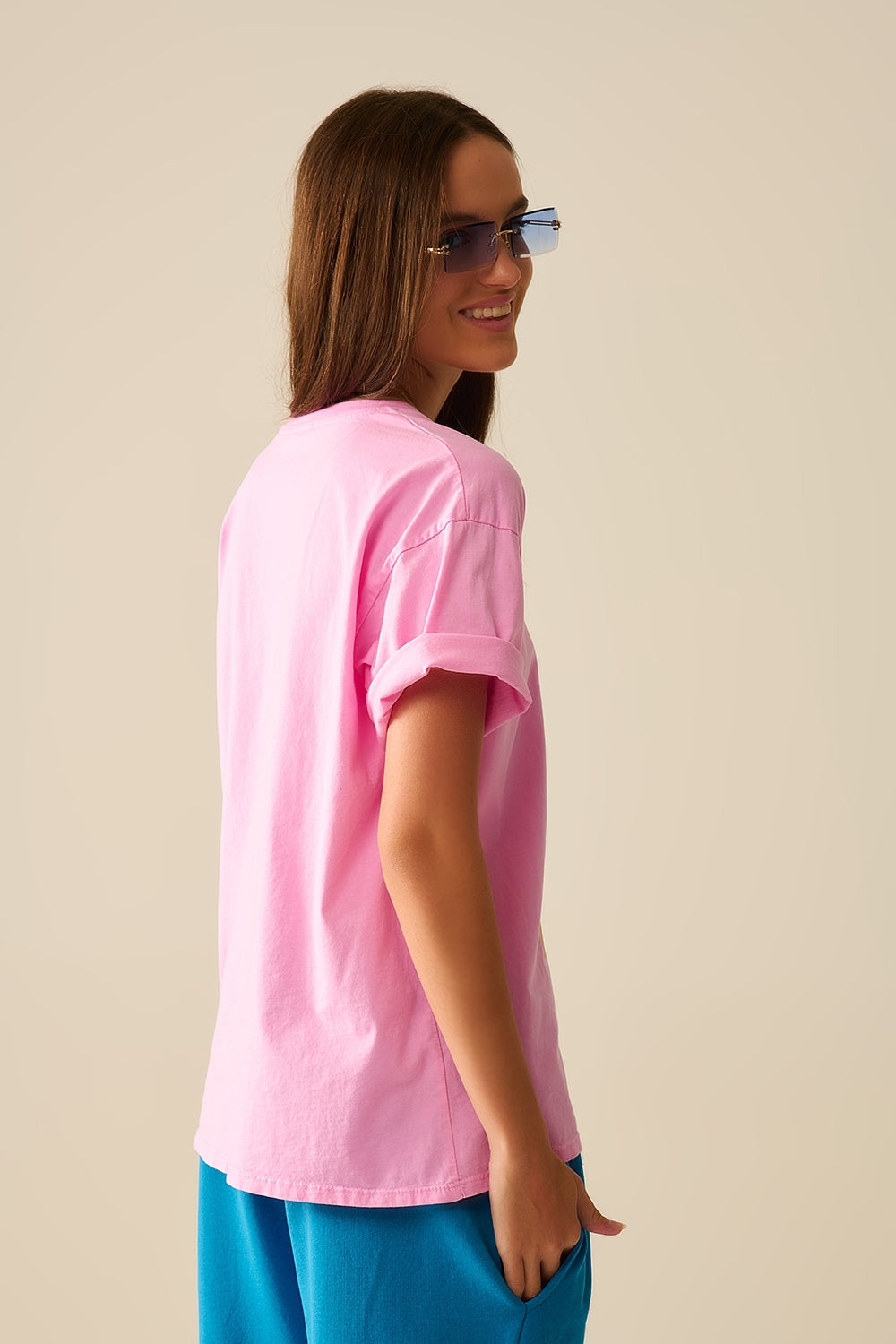 Camiseta rosa hecha en Italia con un gráfico vintage de una chica Q2