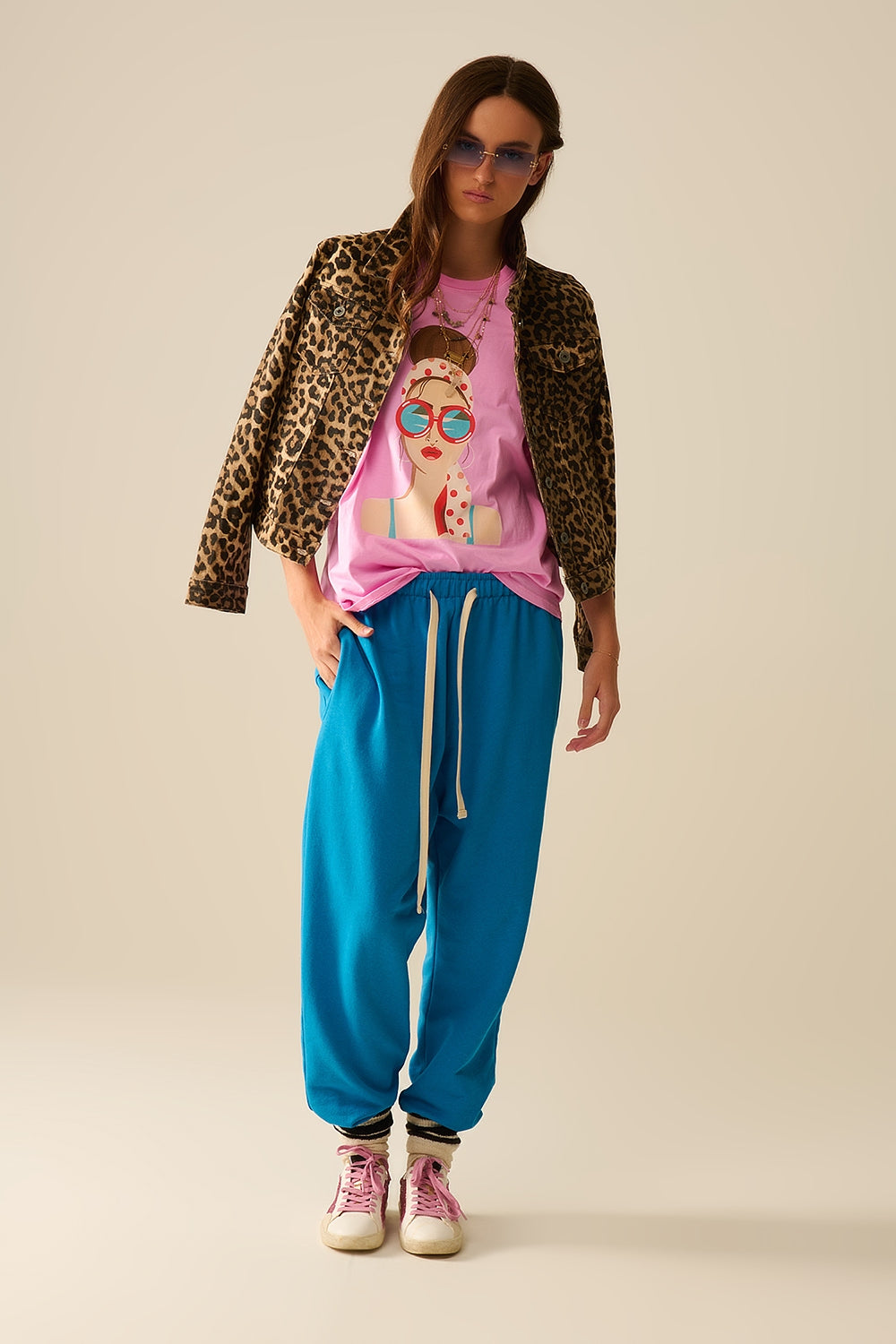 Camiseta rosa hecha en Italia con un gráfico vintage de una chica Q2