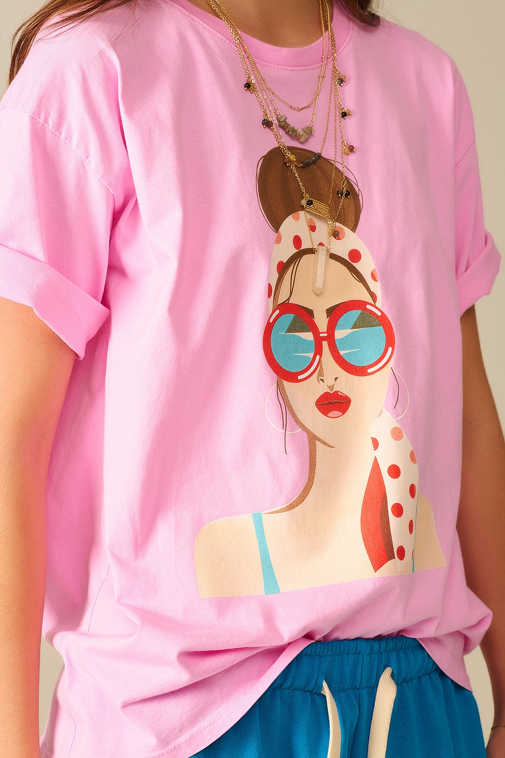 Camiseta rosa hecha en Italia con un gráfico vintage de una chica Q2