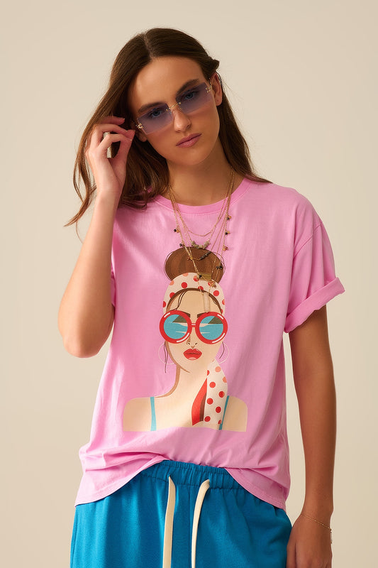 Q2 Camiseta rosa hecha en Italia con un gráfico vintage de una chica