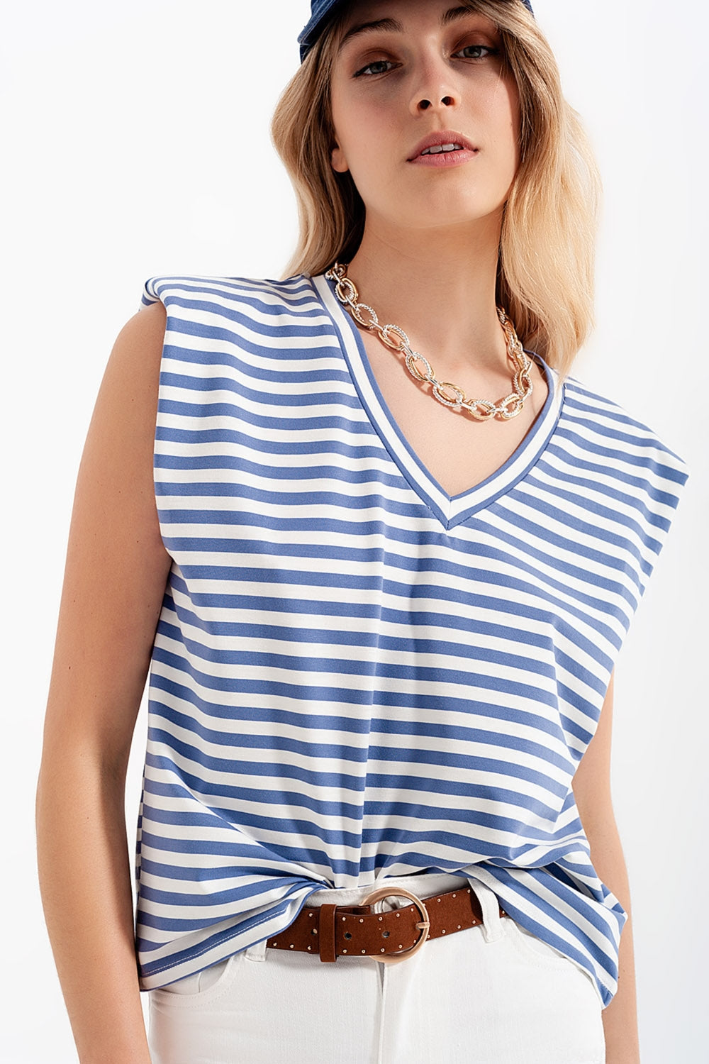 Camiseta sin mangas con hombreras y diseño de rayas en azul Q2
