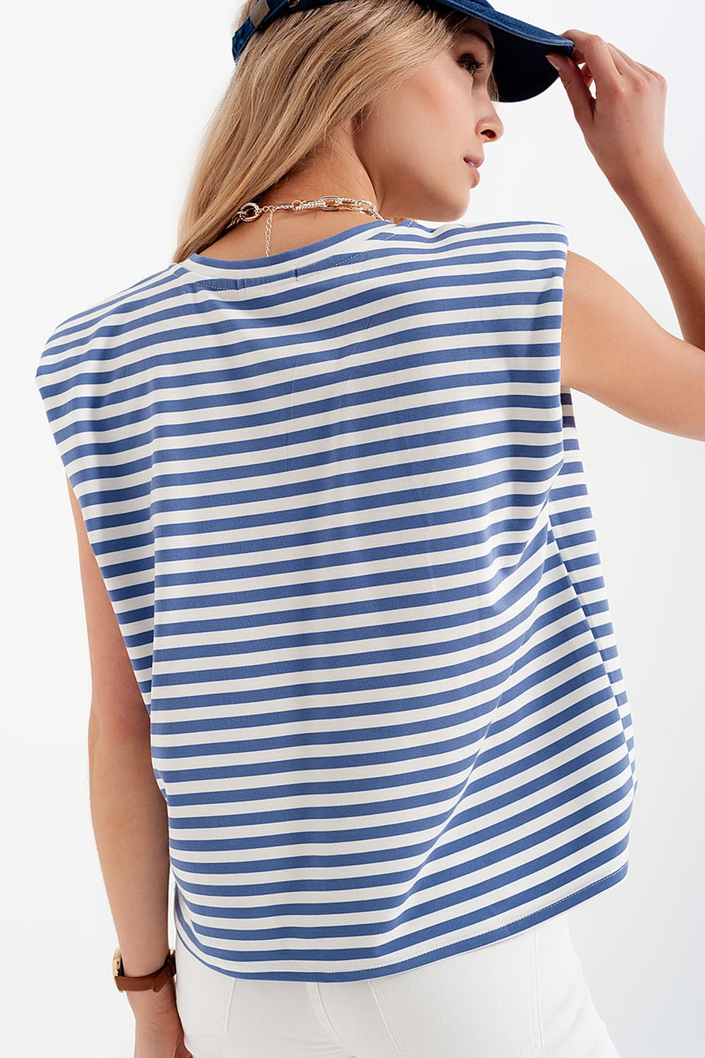 Camiseta sin mangas con hombreras y diseño de rayas en azul Q2