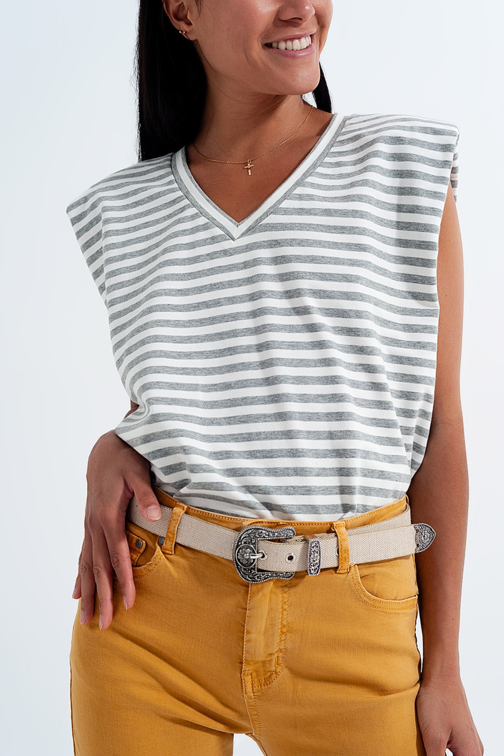 Camiseta sin mangas con hombreras y diseño de rayas en gris Q2