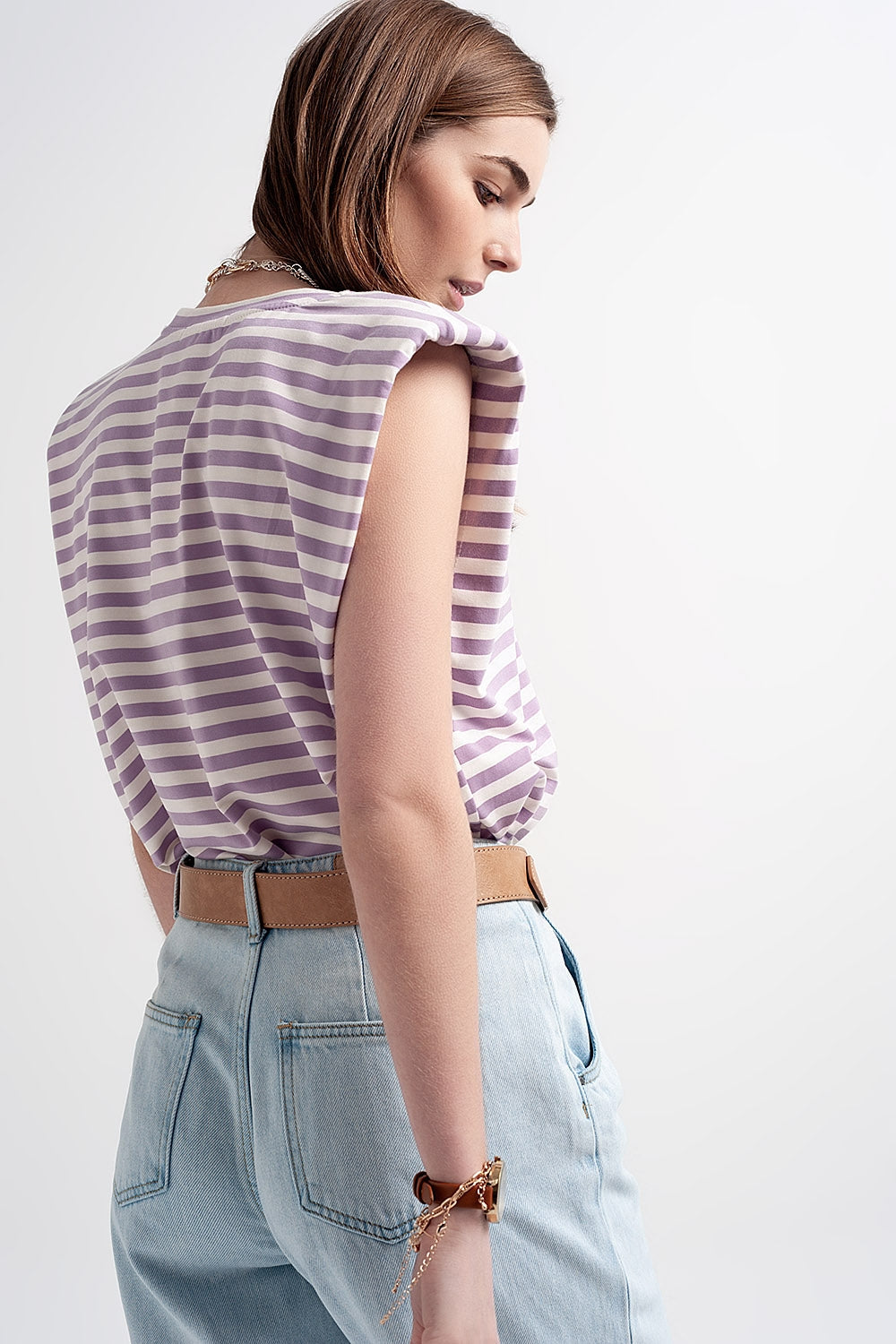 Camiseta sin mangas con hombreras y diseño de rayas en morado Q2