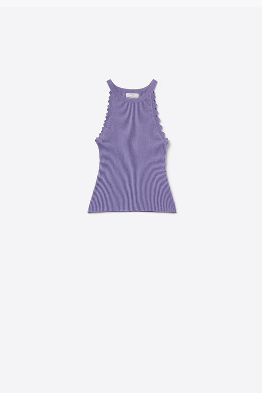 Q2 Camiseta sin mangas de color violeta claro con detalle de canalé en las axilas