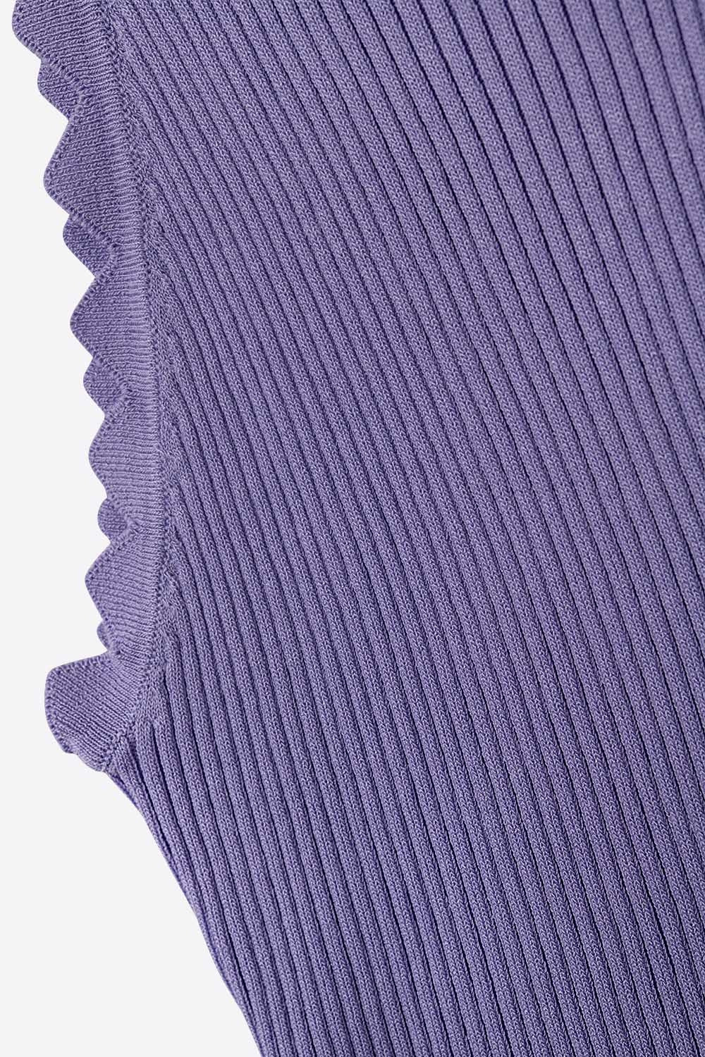 Camiseta sin mangas de color violeta claro con detalle de canalé en las axilas Q2