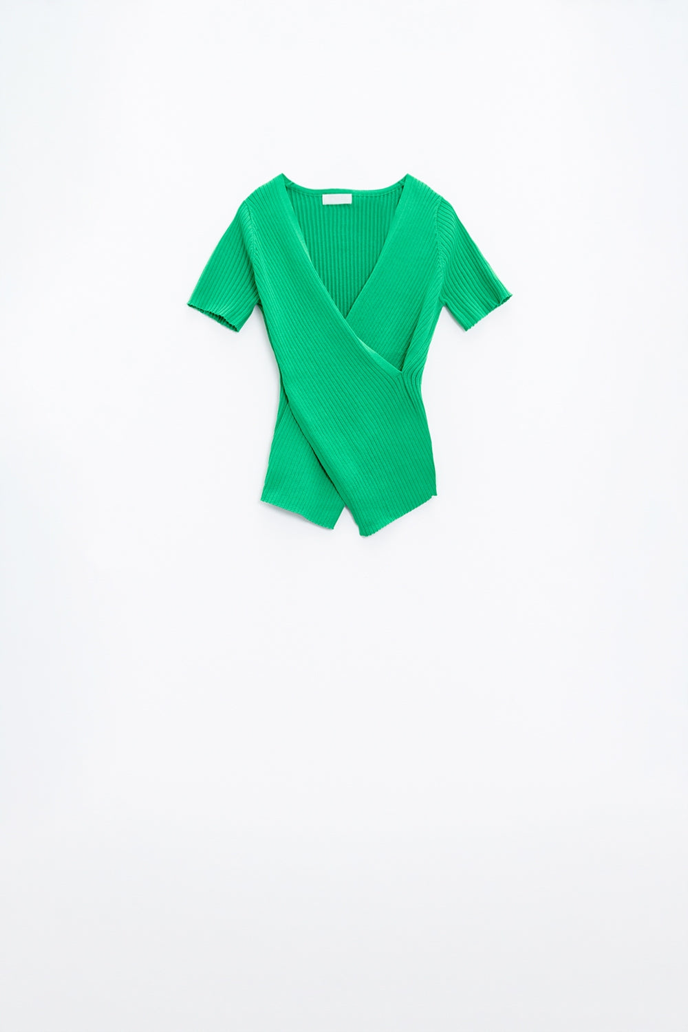 Camiseta verde con la parte delantera cruzada y cuello en V Q2